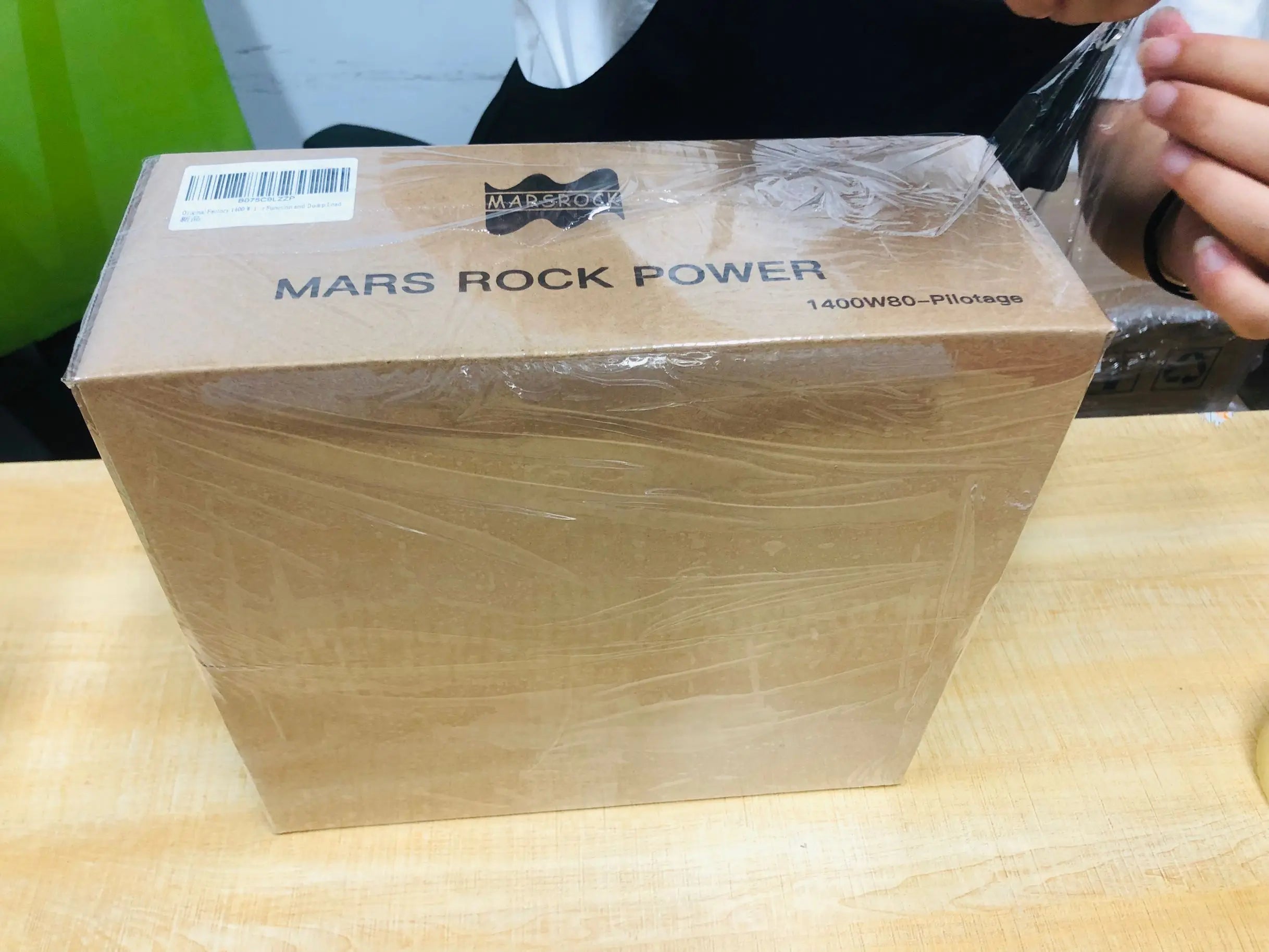 2000W 12V 24V 48V MPPT Hybrid Solar Controller, Stable voltage controller for high-performance applications, compatible with Lifepo4 and similar batteries.