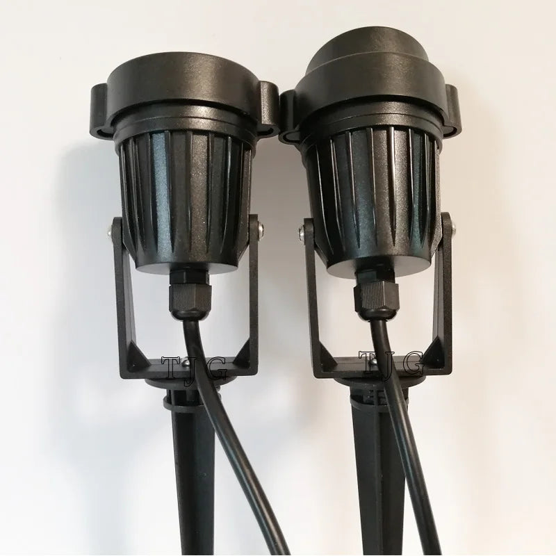 Waterproof LED garden lamp with adjustable beam and temperature range for outdoor use.