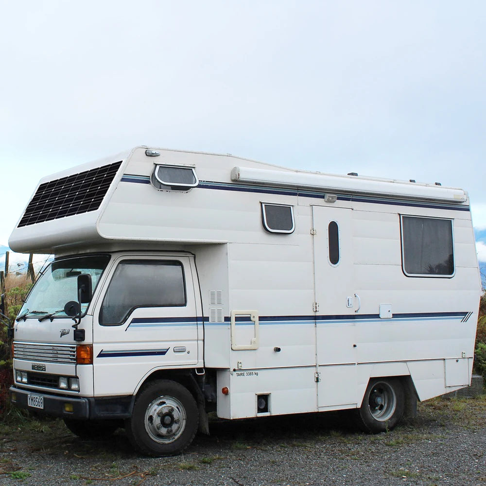 12v flexible solar panel, Solar kit for charging vehicles and batteries, featuring flexible panels and accessories.