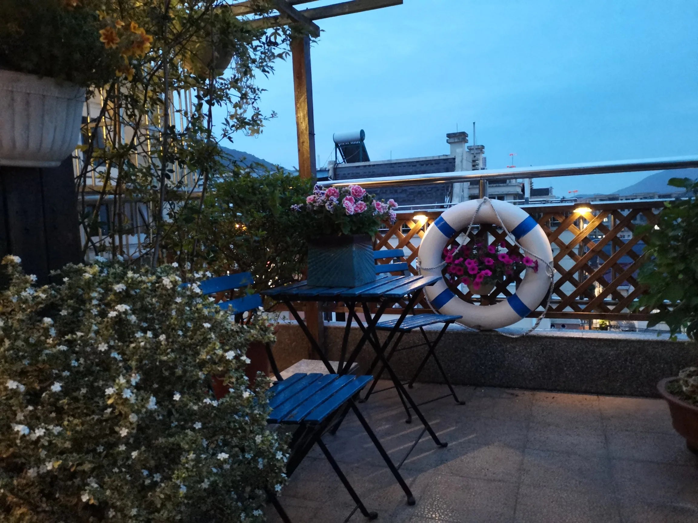 1/4/10/20pcs LED Solar Stair Light, Solar-powered lights for outdoor use on stairways, pathways, gardens, and more.