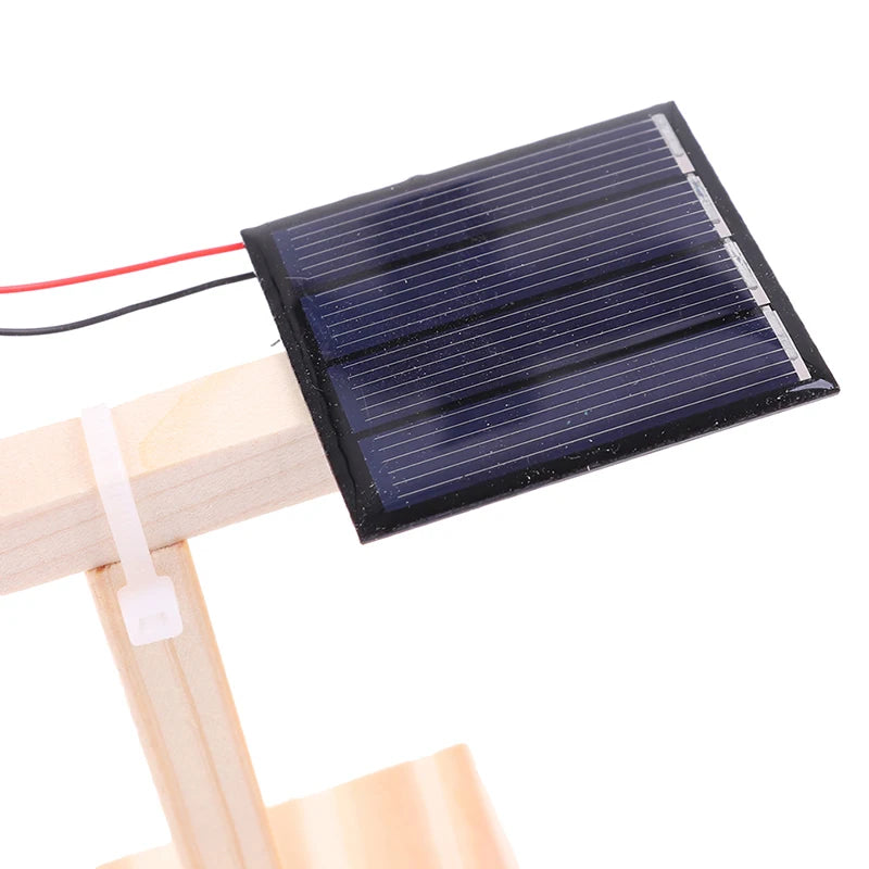 Montessories DIY Science Toy, Mini solar fan science toy, not suitable for children under 3 years old, weighs 60 grams.